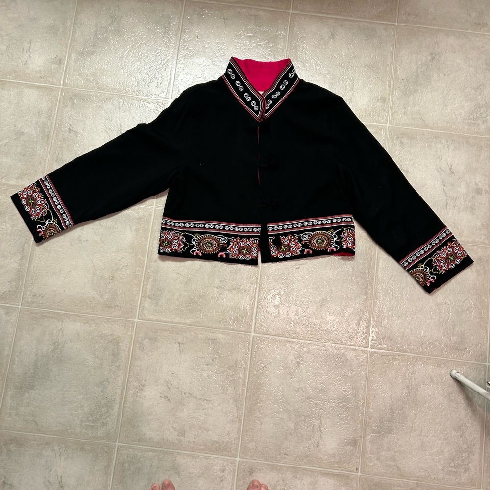 Traditional Chinese Jacket NWT
Size L 
Black with Embroidery
5 star seller